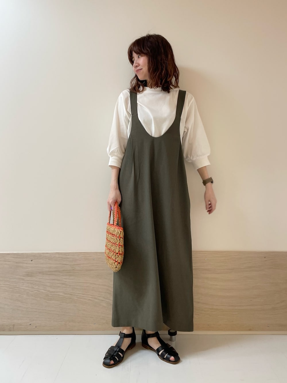 「URBAN RESEARCH DOORS、URBAN RESEARCH DOORS WOMENS、アーバンリサーチドアーズ、FORK&SPOON、ジャンスカ、ジャンパースカート、きれいめカジュアル、春夏コーデ、お出かけコーデ、休日スタイル、低身長コーデ、骨格ストレート、デートコーデ、シンプルコーデ、楽ちんコーデ」｜「FORK&SPOONのFORK&SPOON　ハイツイストコットンギャザースリーブTシャツ（Tシャツ/カットソー、ホワイト系）」を使った、ホンダ マユさん（レディース・152cm）の春コーディネートの4枚目の写真