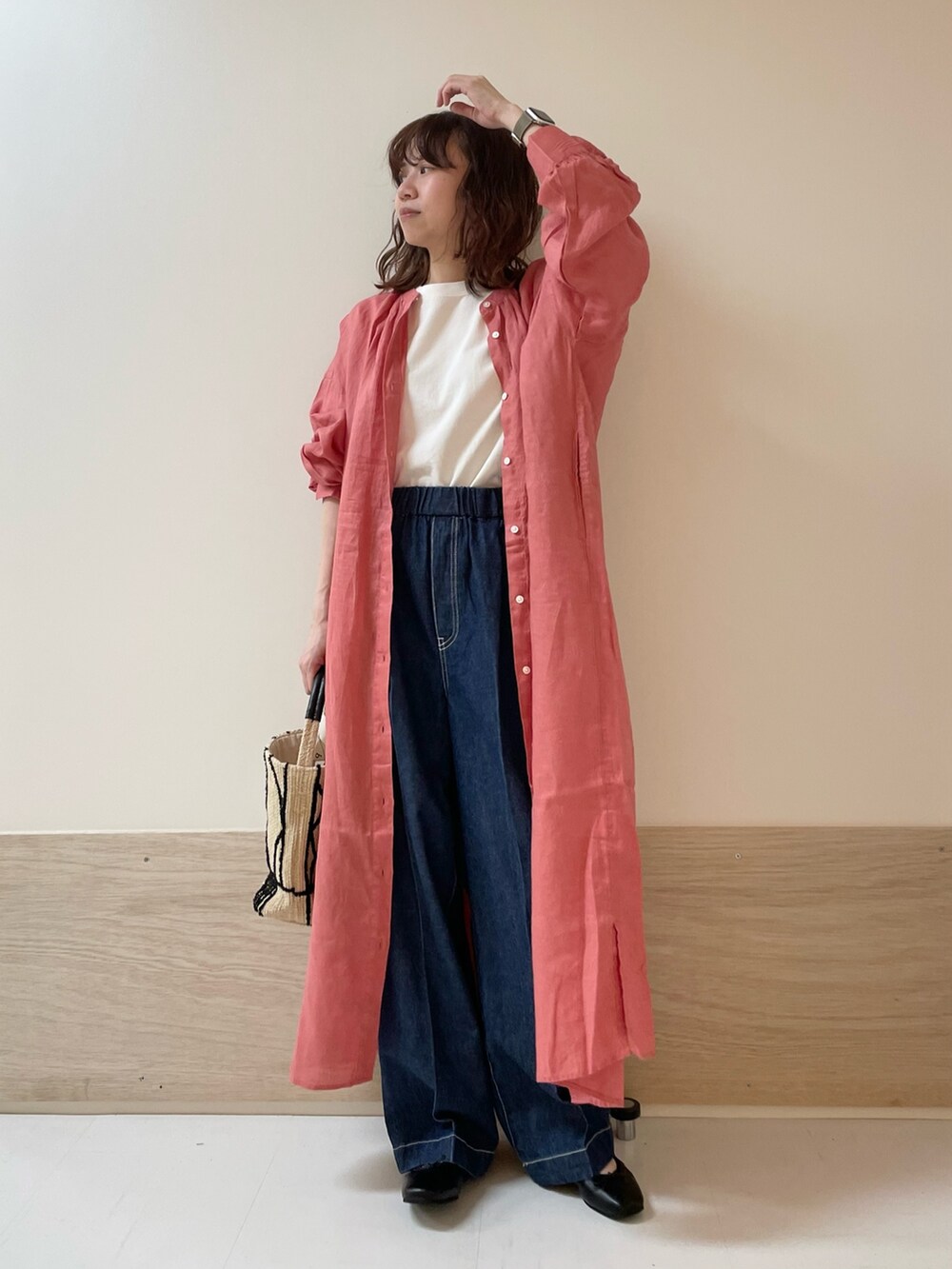 「URBAN RESEARCH DOORS、URBAN RESEARCH DOORS WOMENS、アーバンリサーチドアーズ、リネン、シャツワンピ、デニム、イージーパンツ、ワイドデニム、ピンク、デートコーデ、春夏コーデ、きれいめカジュアル、休日スタイル、低身長、骨格ストレート」｜「FORK&SPOONのFORK&SPOON　ヘビーウェイト天竺ショートスリーブTシャツ（Tシャツ/カットソー、ホワイト系）」を使った、ホンダ マユさん（レディース・152cm）の春コーディネートの7枚目の写真