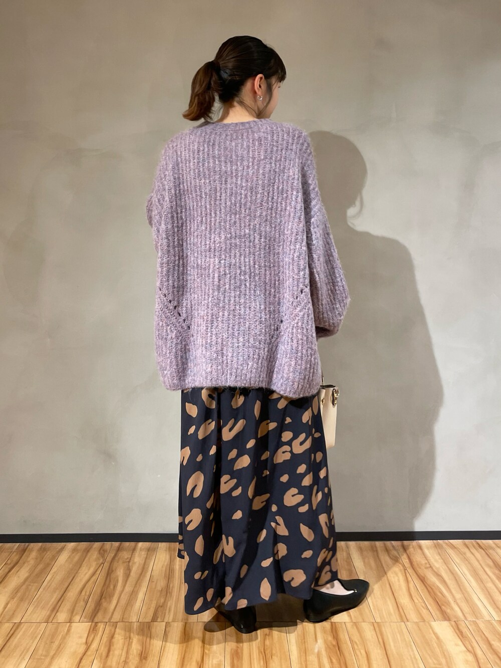 「URBAN RESEARCH DOORS、URBAN RESEARCH DOORS WOMENS、アーバンリサーチドアーズ、CouleurMeler、クルールメリー、ボリューム袖、ボリュームニット、パープルニット、レオハード柄、レオパードスカート、152cm、152cmコーデ」｜「Couleur MelerのCouleur Meler オクユウカ　畦ボリュームニットプルオーバー（ニット/セーター、パープル系）」を使った、ホンダ マユさん（レディース・152cm）の秋コーディネートの4枚目の写真