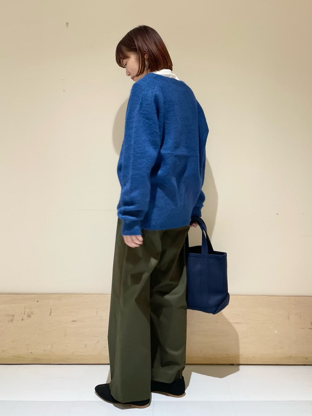 「URBAN RESEARCH DOORS、URBAN RESEARCH DOORS WOMENS、アーバンリサーチドアーズ、カーディガン、ブルー、モヘアニット、モヘアカーディガン、カーキパンツ、お出かけコーデ、きれいめカジュアル、タートルネック、秋冬コーデ、シンプルコーデ、休日スタイル、低身長」|「URBAN RESEARCH DOORSの『UR TECH』テレコタートルネックTシャツ(Tシャツ/カットソー、ホワイト系)」を使った、ホンダ マユさん(レディース・152cm)の秋コーディネートの6枚目の写真