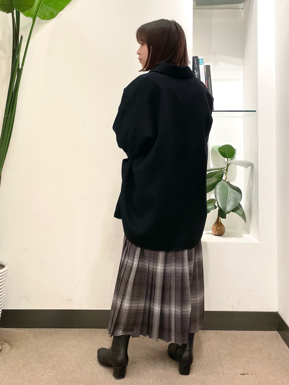 「URBAN RESEARCH DOORS、URBAN RESEARCH DOORS WOMENS、アーバンリサーチドアーズ、かぐれ、ウールコート、チェックスカート、秋冬コーデ、ショートブーツ、冬コーデ、ワントーンコーデ」｜「かぐれのウールショートコート（その他アウター、ブルー系）」を使った、ホンダ マユさん（レディース・152cm）の秋コーディネートの2枚目の写真