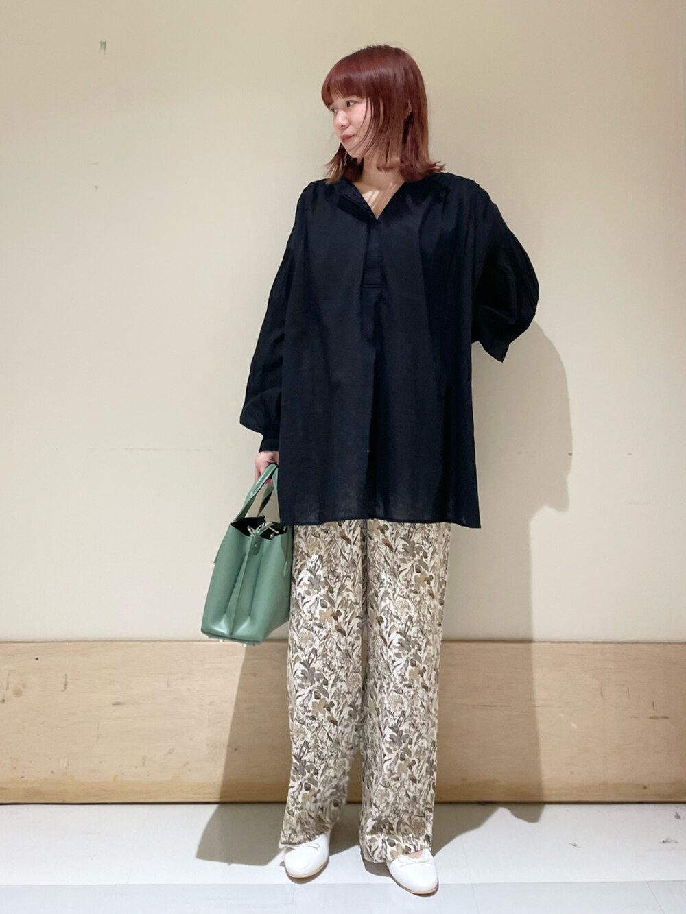 ブラック系のシャツ/ブラウス、ホワイト系のその他パンツ、ホワイト系のバレエシューズを着用したレディースの春コーディネートの2枚目の写真