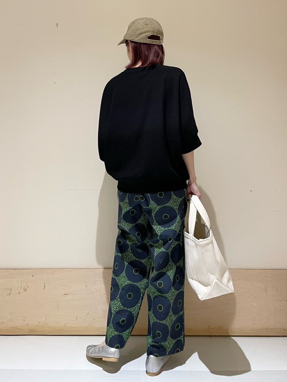 「URBAN RESEARCH DOORS、URBAN RESEARCH DOORS WOMENS、アーバンリサーチドアーズ、leglazik、柄パンツ、バレエシューズ、orcival、春コーデ、大人カジュアル、カジュアルコーデ、春服コーデ、低身長、低身長コーデ、おでかけコーデ、休日スタイル」|「URBAN RESEARCH DOORSの『WEB/一部店舗限定カラー』タックフライスワイドTシャツ(Tシャツ/カットソー、ブラック系)」を使った、ホンダ マユさん(レディース・152cm)の春コーディネートの6枚目の写真