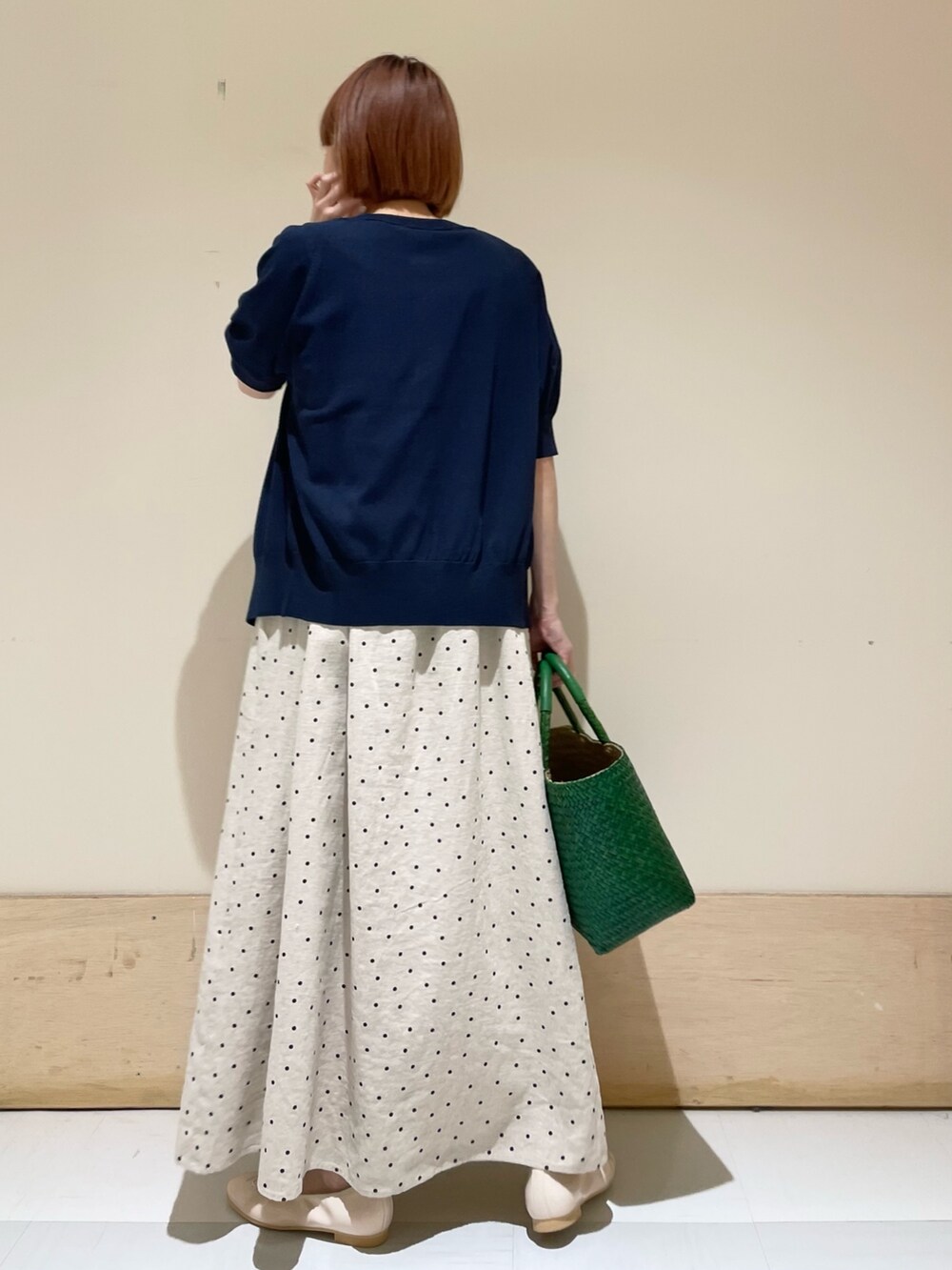 ベージュ系のワンピース、ブルー系のカーディガン/ボレロ、ピンク系のバレエシューズを着用したレディースの春コーディネートの5枚目の写真