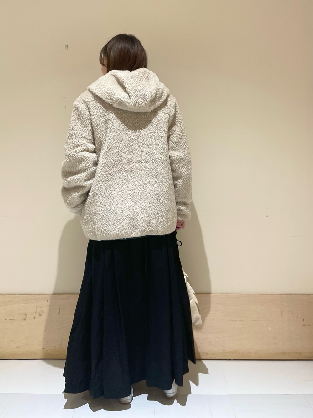 シルバー系のパンプス、ブルー系のTシャツ/カットソー、ベージュ系のハンドバッグを着用したレディースの秋コーディネートの7枚目の写真