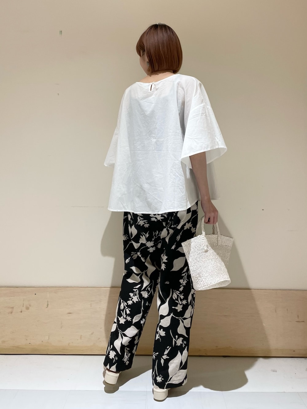 ブラック系のその他パンツ、ホワイト系のハンドバッグ、ホワイト系のサンダルを着用したレディースの夏コーディネートの7枚目の写真