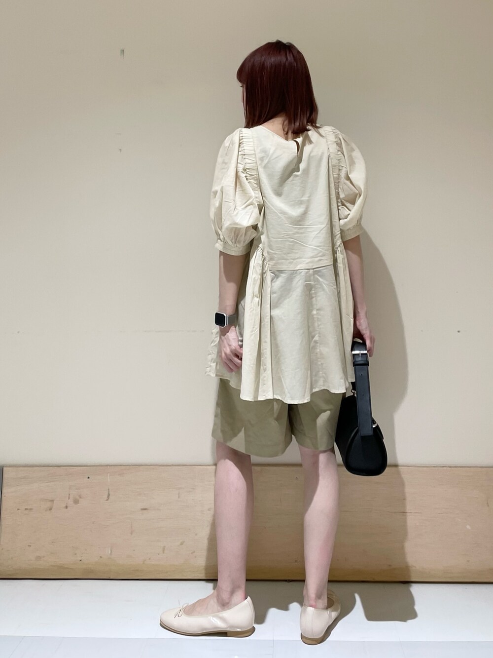 ホワイト系のシャツ/ブラウス、ピンク系のバレエシューズ、ベージュ系のその他パンツを着用したレディースの春コーディネートの6枚目の写真