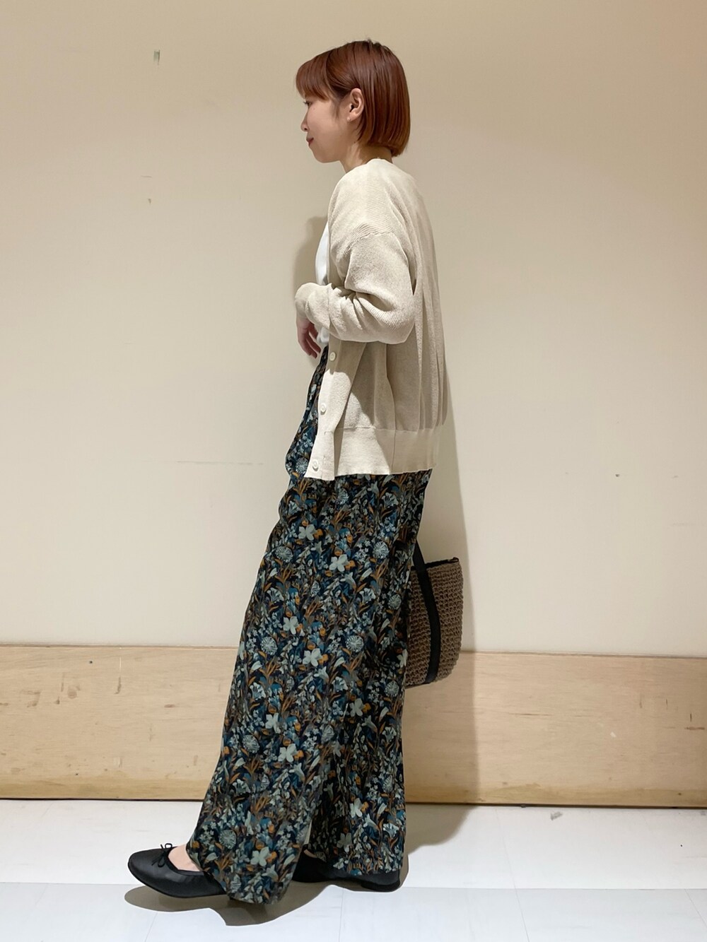 ブルー系のその他パンツ、グレー系のトートバッグ、ブラック系のバレエシューズを着用したレディースの春コーディネートの5枚目の写真