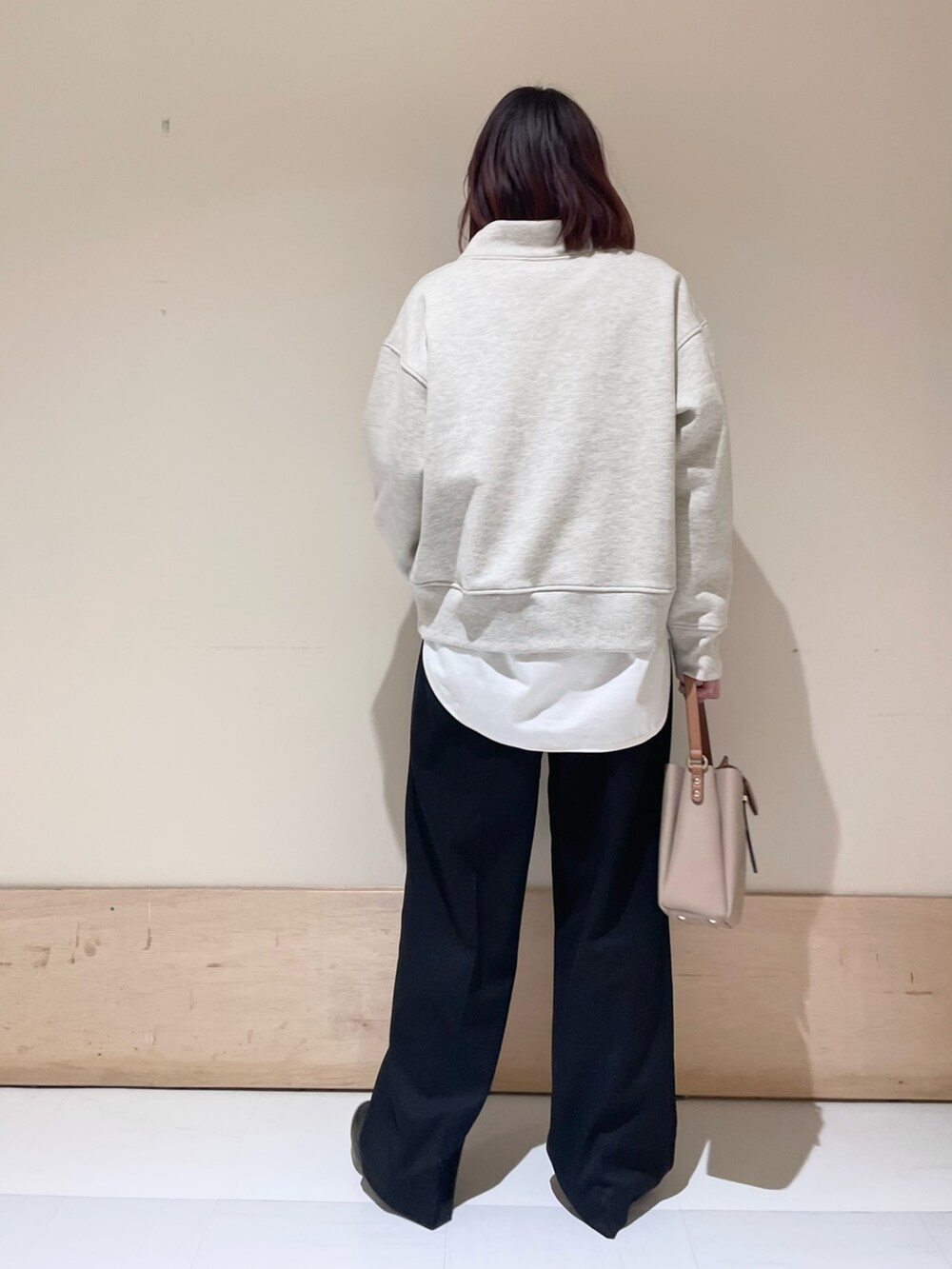 グレー系のTシャツ/カットソー、ホワイト系のTシャツ/カットソー、グレー系のその他パンツを着用したレディースの冬コーディネートの7枚目の写真