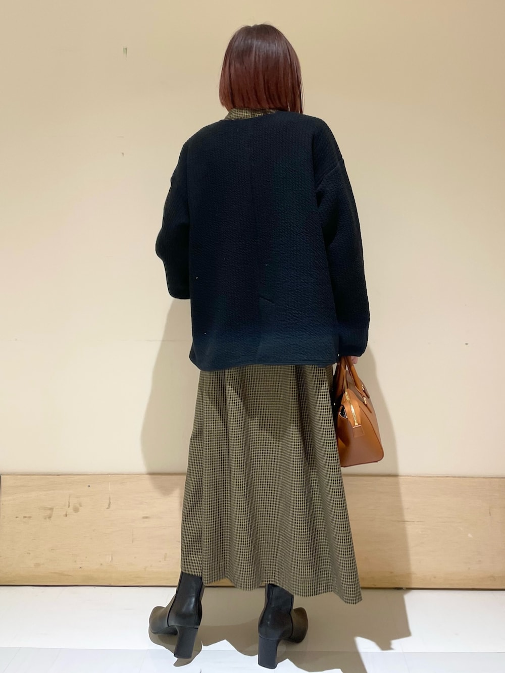 「URBAN RESEARCH DOORS、URBAN RESEARCH DOORS WOMENS、アーバンリサーチドアーズ、ワンピース、チェック、チェックワンピース、キルトジャケット、秋アウター、ビッグシルエット、お出かけコーデ、きれいめカジュアル、ファッションを楽しもう、ラクチンコーデ、低身長、骨格ウェーブ」|「RODE SKOの2WAYミニボストンバッグ(ボストンバッグ、イエロー系)」を使った、ホンダ マユさん(レディース・152cm)の秋コーディネートの5枚目の写真