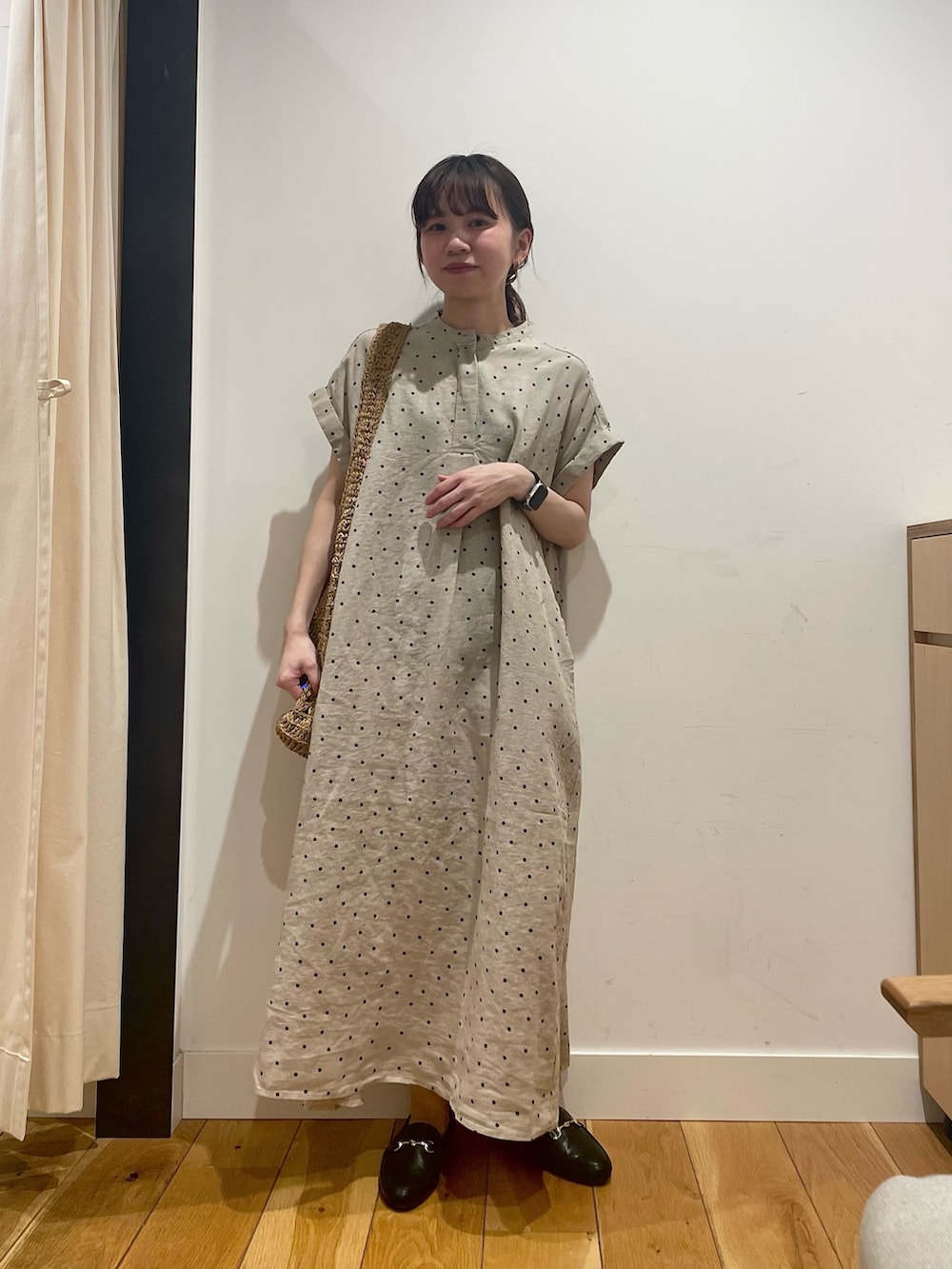 「URBAN RESEARCH DOORS、URBAN RESEARCH DOORS WOMENS、アーバンリサーチドアーズ、リネン、リネンワンピース、ドット、ドットワンピ、楽ちん、リラックススタイル、お出かけコーデ、休日スタイル、デートコーデ、大人カジュアル、低身長コーデ、骨格ストレート」｜「URBAN RESEARCH DOORSのリネンドットフレアワンピース（ワンピース、ベージュ系）」を使った、ホンダ マユさん（レディース・152cm）の春コーディネートの3枚目の写真