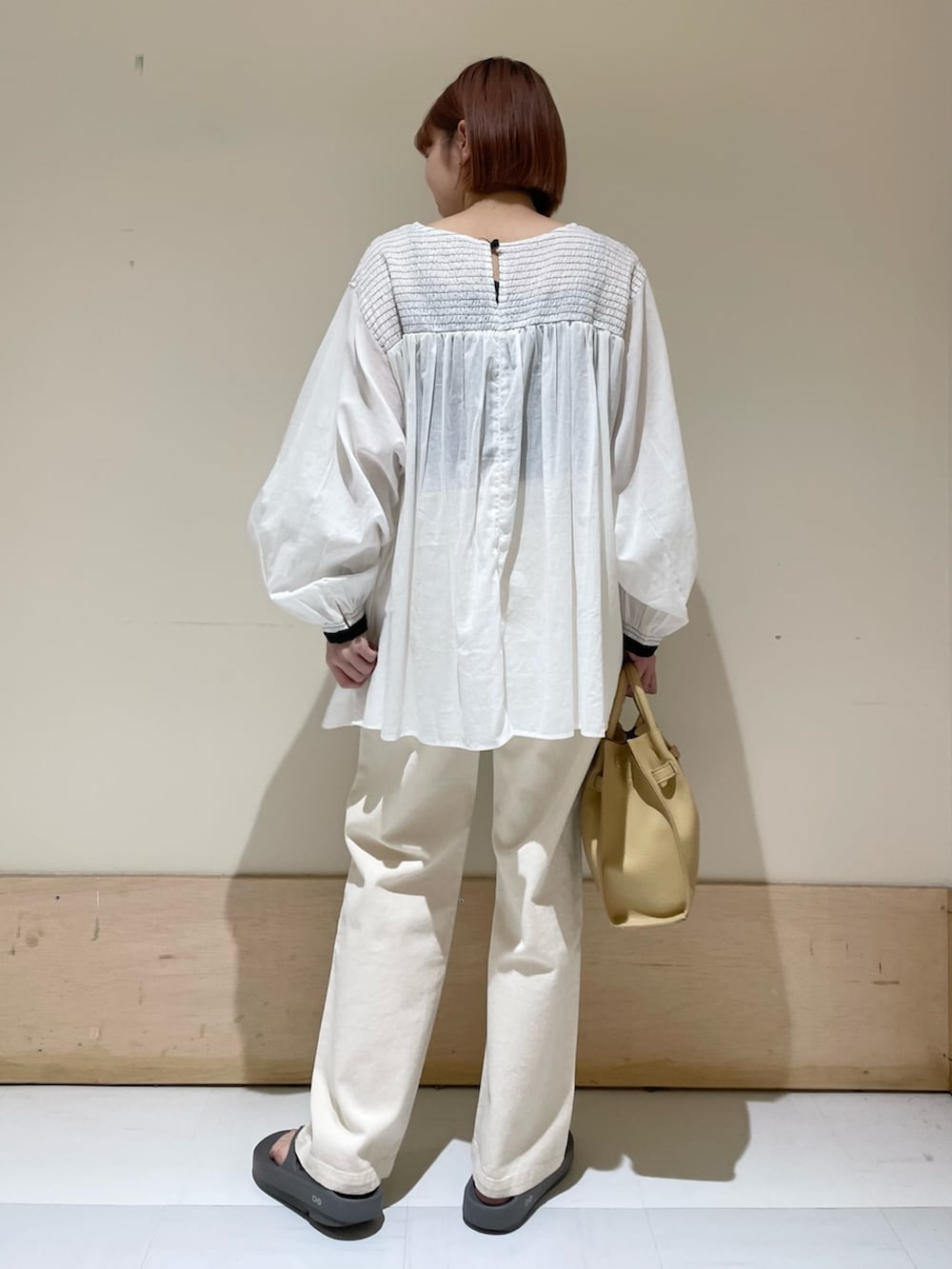 グレー系のサンダル、イエロー系のトートバッグ、ホワイト系のシャツ/ブラウスを着用したレディースの春コーディネートの9枚目の写真