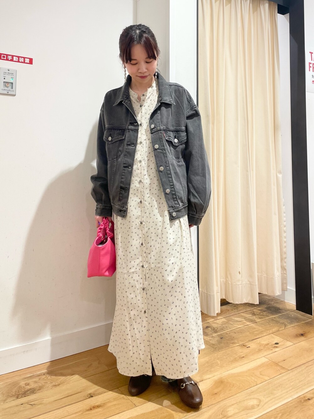 ブラック系のデニムジャケット、ブルー系のデニムパンツを着用したレディースの春コーディネートの3枚目の写真