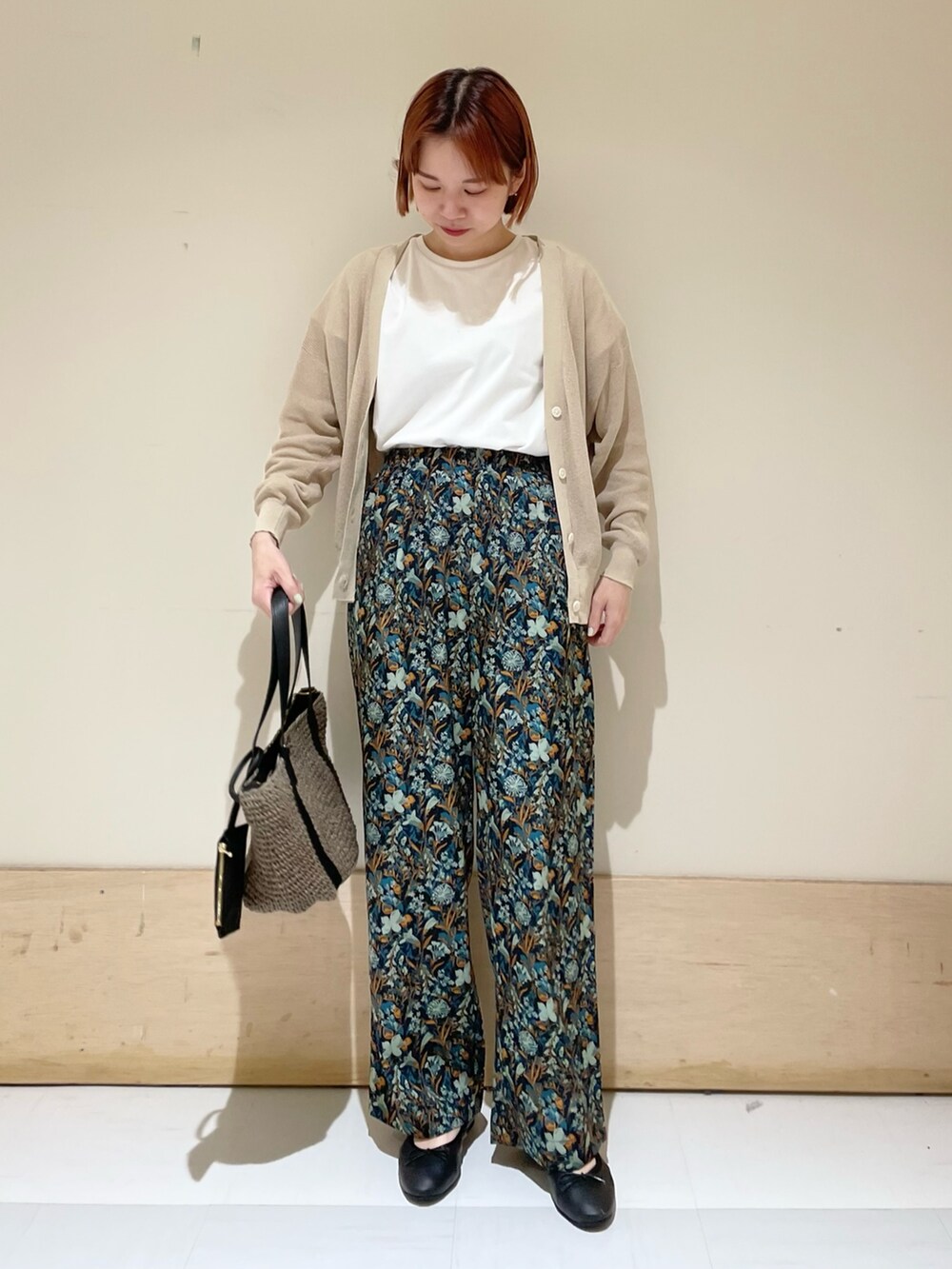 ブルー系のその他パンツ、グレー系のトートバッグ、ブラック系のバレエシューズを着用したレディースの春コーディネートの3枚目の写真