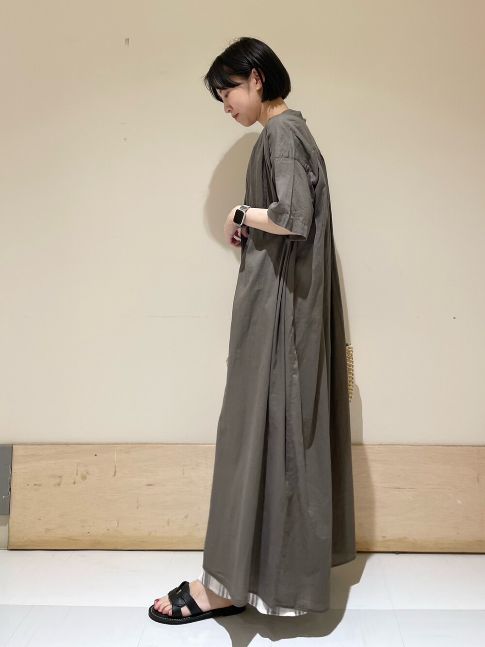 グリーン系のワンピース、ホワイト系のその他パンツ、ブラック系のサンダルを着用したレディースの夏コーディネートの4枚目の写真