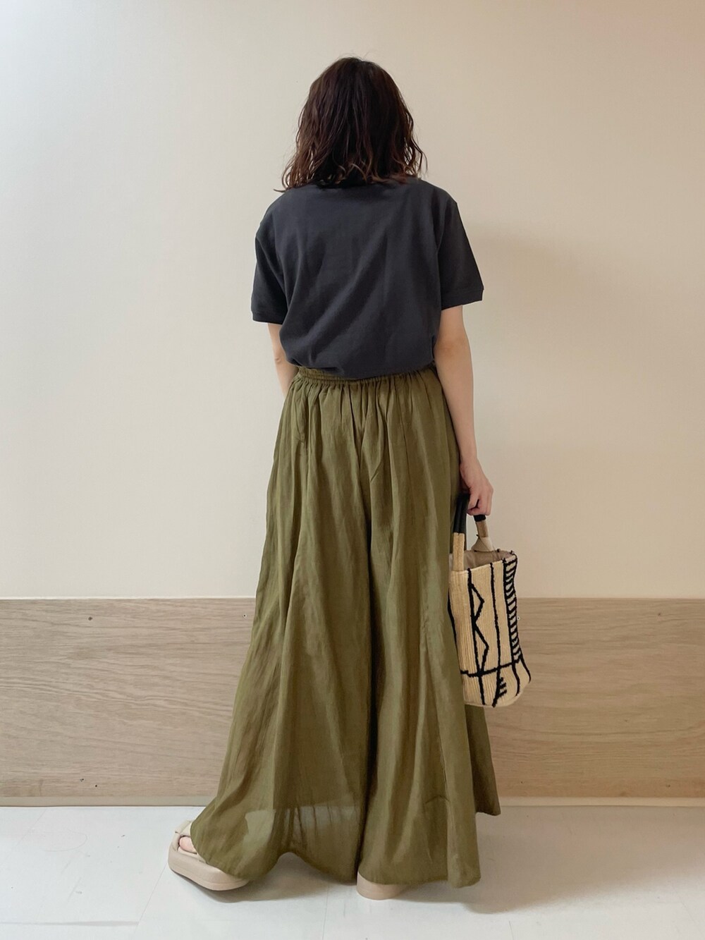 グレー系のTシャツ/カットソー、グリーン系のその他パンツを着用したレディースの春コーディネートの8枚目の写真