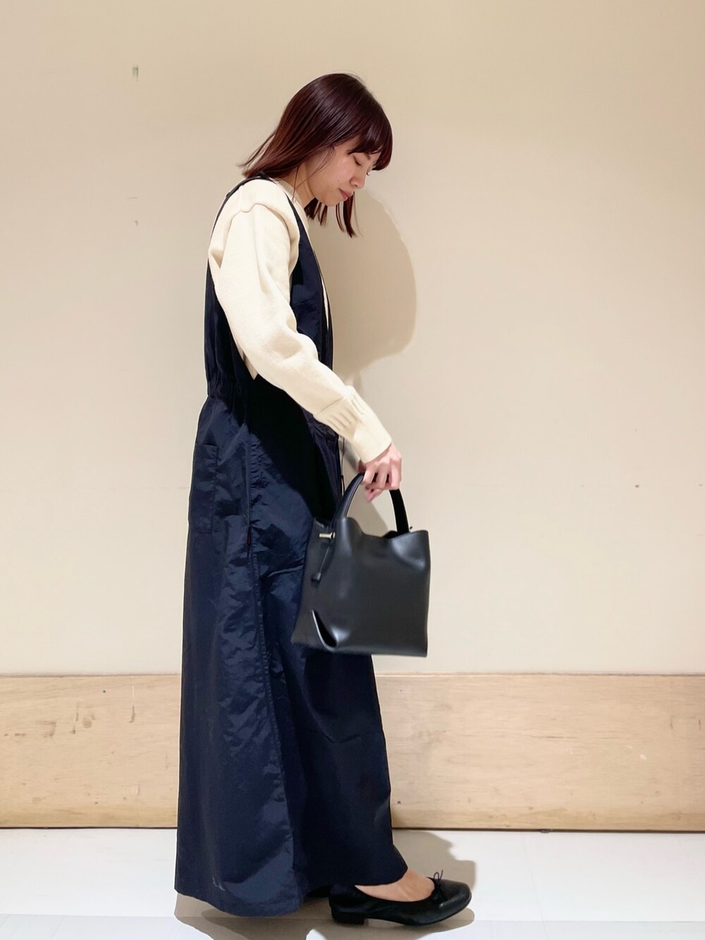 「URBAN RESEARCH DOORS、URBAN RESEARCH DOORS WOMENS、アーバンリサーチドアーズ、EKAL、サロペット、グラミチ、カジュアルコーデ、大人カジュアル、楽チンコーデ、低身長、骨格ストレート、シンプルコーデ、お出かけコーデ、休日スタイル、スポーツミックス」｜「Gramicciの『別注』GRAMICCI　アクティブナイロンサロペット（サロペット/オーバーオール、ブラック系）」を使った、ホンダ マユさん（レディース・152cm）の冬コーディネートの4枚目の写真