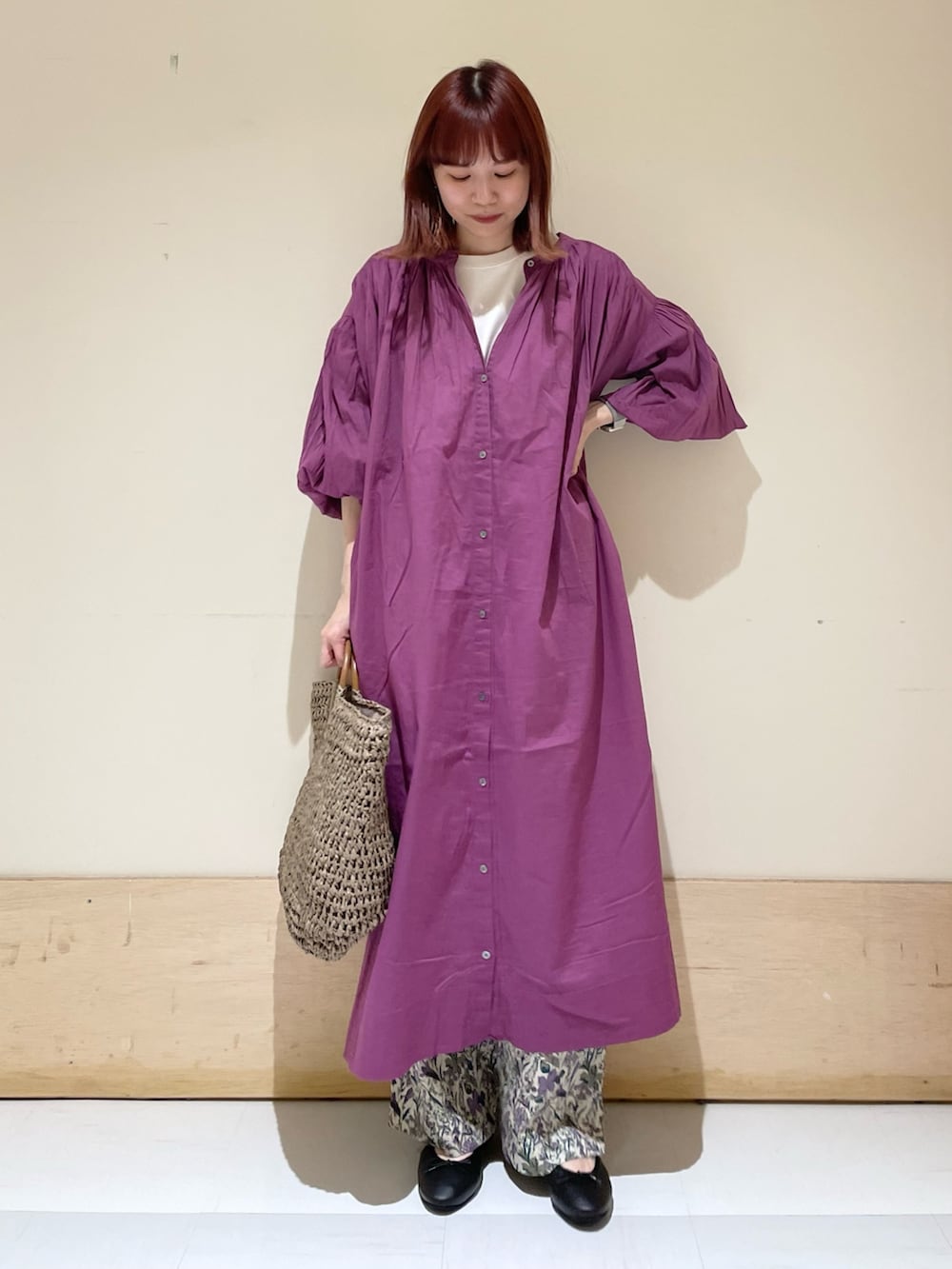 パープル系のワンピース、グレー系のかごバッグ、パープル系のその他パンツを着用したレディースの春コーディネートの3枚目の写真