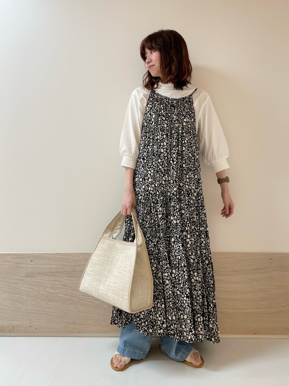 「URBAN RESEARCH DOORS、URBAN RESEARCH DOORS WOMENS、アーバンリサーチドアーズ、キャミワンピ、花柄、フラワープリント、レイヤードスタイル、お出かけコーデ、休日スタイル、春夏コーデ、きれいめカジュアル、デニム、低身長コーデ、骨格ストレート、デートコーデ」｜「URBAN RESEARCH DOORSのリトルフラワープリーツキャミワンピース（ワンピース、ブラック系）」を使った、ホンダ マユさん（レディース・152cm）の春コーディネートの8枚目の写真