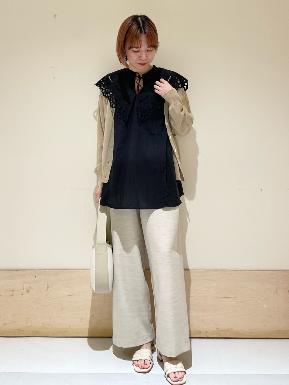 「URBAN RESEARCH DOORS、URBAN RESEARCH DOORS WOMENS、アーバンリサーチドアーズ、スカラップ、襟付きトップス、カーディガン、休日スタイル、シンプルコーデ、レイヤードスタイル、お出かけコーデ、きれいめカジュアル、低身長、低身長コーデ、骨格ウェーブ、ベージュ」｜「URBAN RESEARCH DOORSのコットンボイルスカラップブラウス（シャツ/ブラウス、ブラック系）」を使った、ホンダ マユさん（レディース・152cm）の夏コーディネートの3枚目の写真