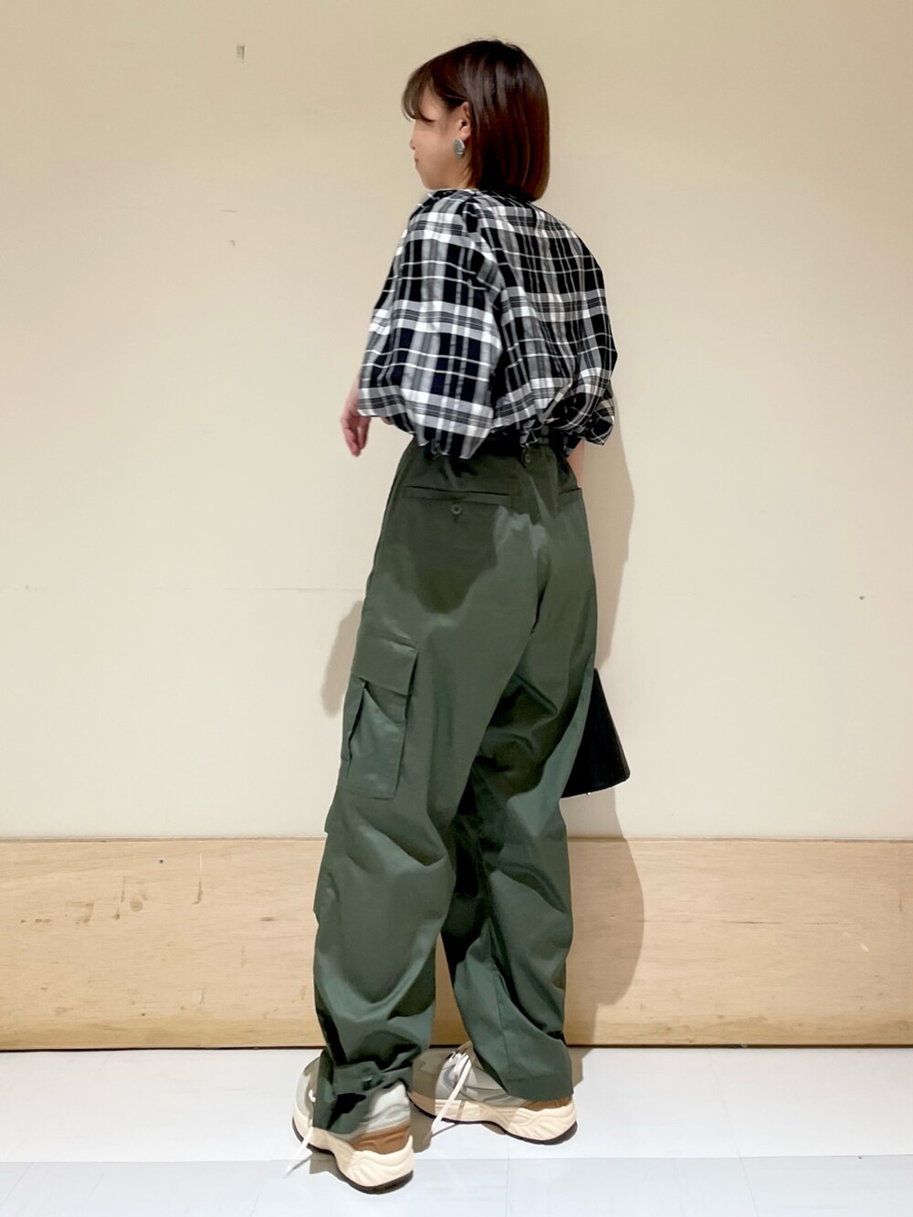 グレー系のスニーカー、グリーン系のその他パンツ、ブラック系のシャツ/ブラウスを着用したレディースの夏コーディネートの5枚目の写真