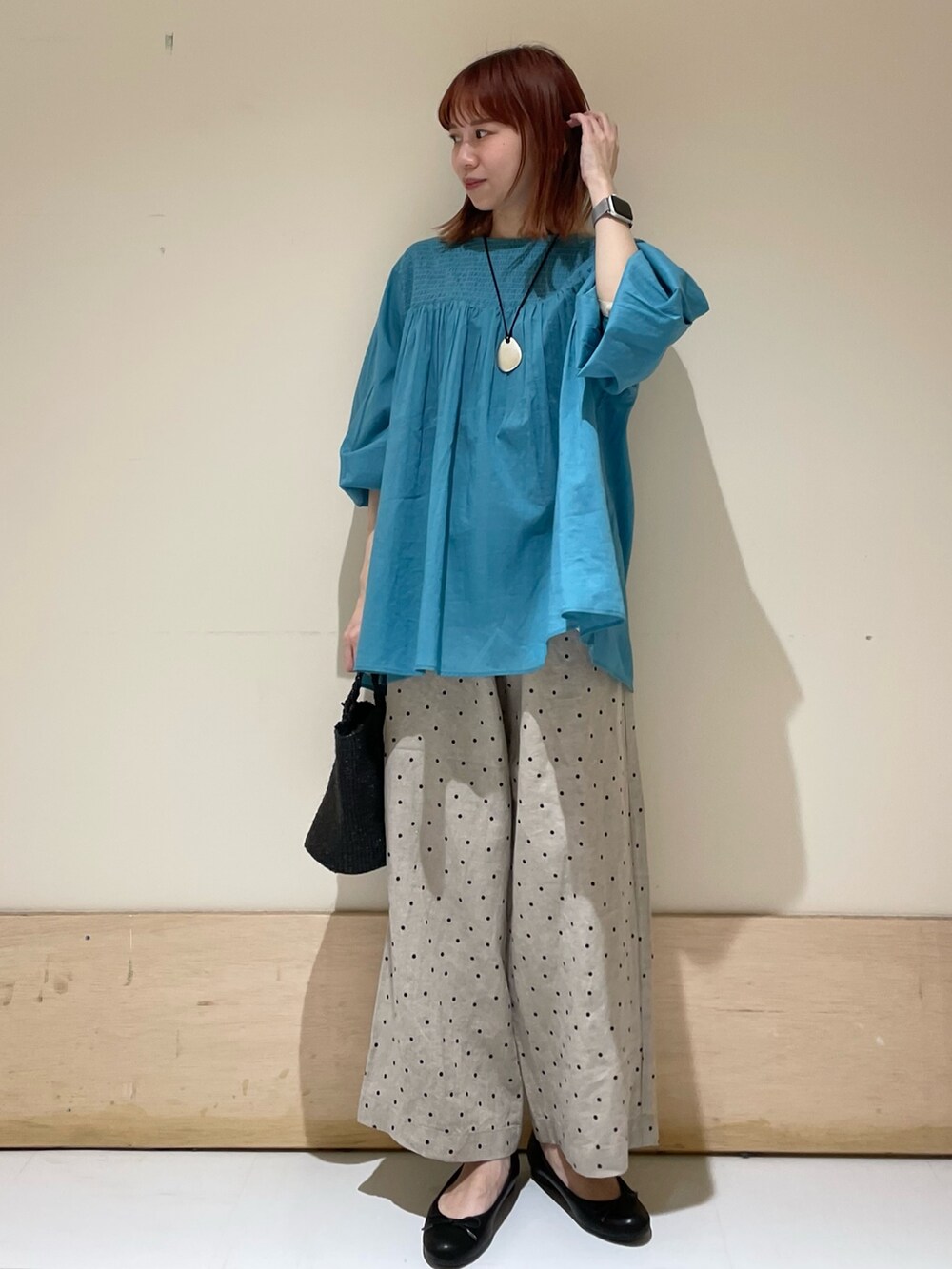 ベージュ系のその他パンツ、ブラック系のバレエシューズ、ブルー系のシャツ/ブラウスを着用したレディースの春コーディネートの4枚目の写真