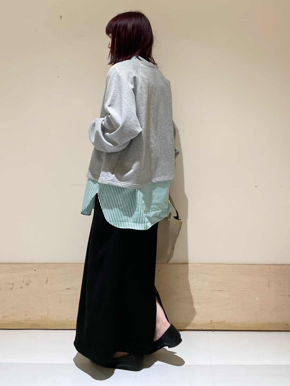 グレー系のカーディガン/ボレロ、グリーン系のシャツ/ブラウス、ブラック系のスカートを着用したレディースの春コーディネートの5枚目の写真