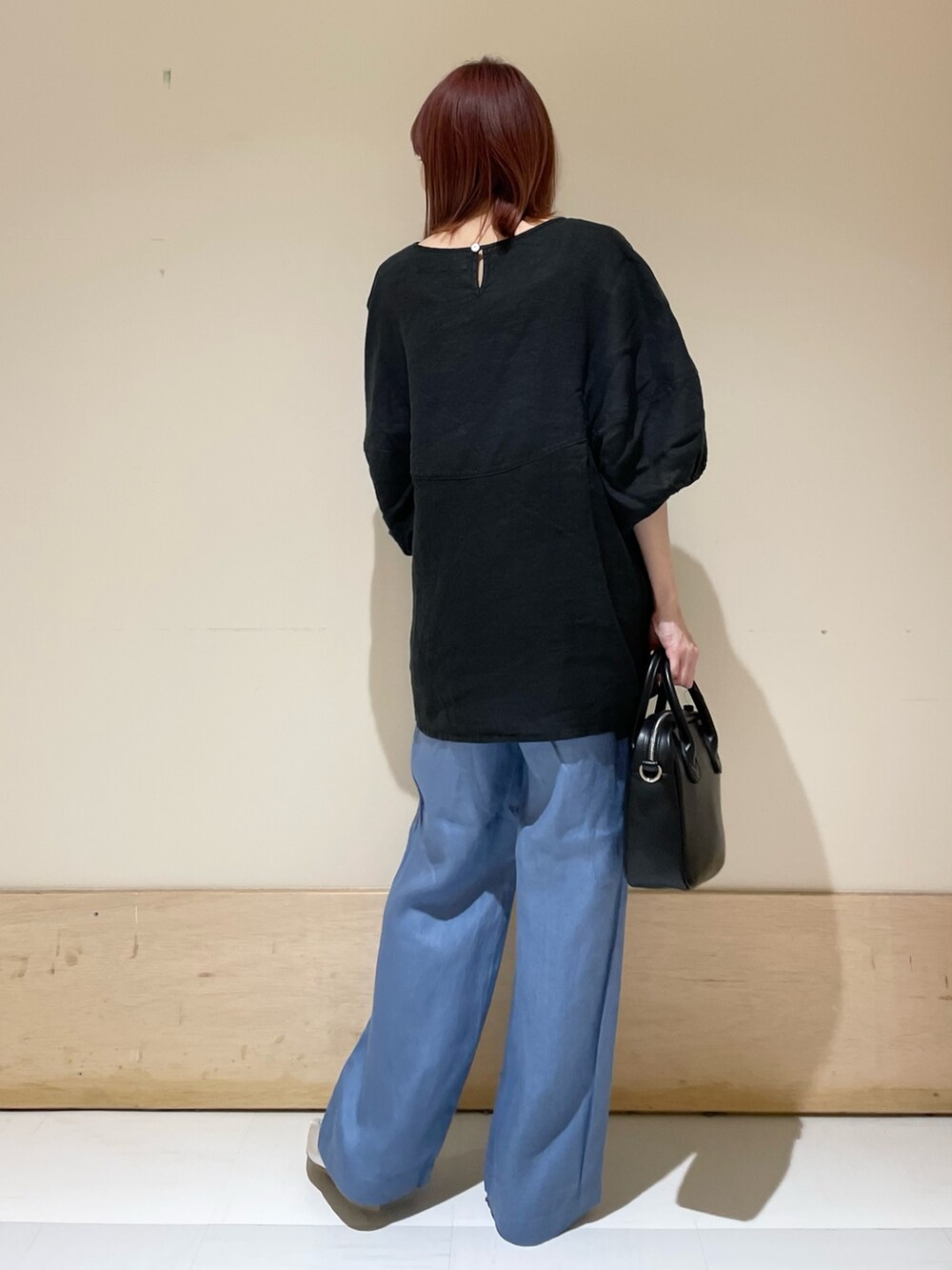 ブルー系のその他パンツ、ブラック系のシャツ/ブラウス、シルバー系のバレエシューズを着用したレディースの春コーディネートの6枚目の写真