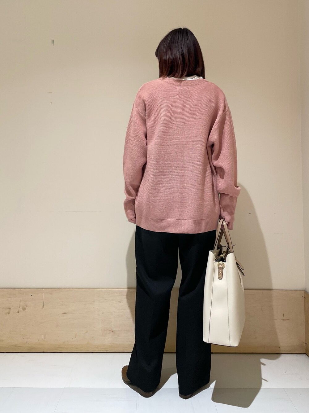 ピンク系のカーディガン/ボレロ、ホワイト系のTシャツ/カットソー、ブラック系のその他パンツを着用したレディースの冬コーディネートの6枚目の写真