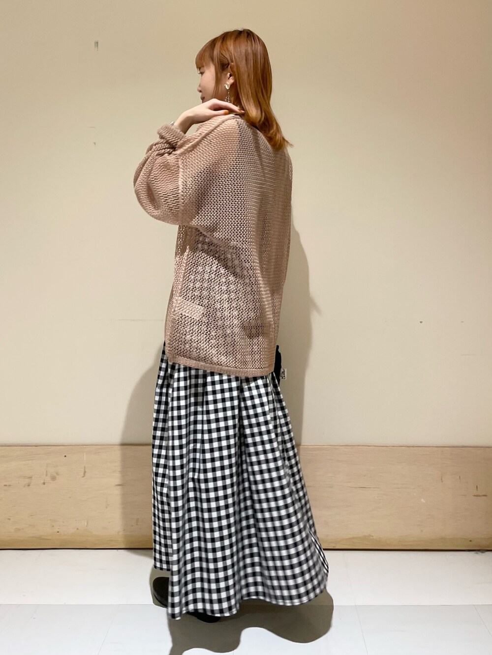 ブラウン系のカーディガン/ボレロ、ブラック系のタンクトップ、ブラック系のショルダーバッグを着用したレディースの春コーディネートの4枚目の写真