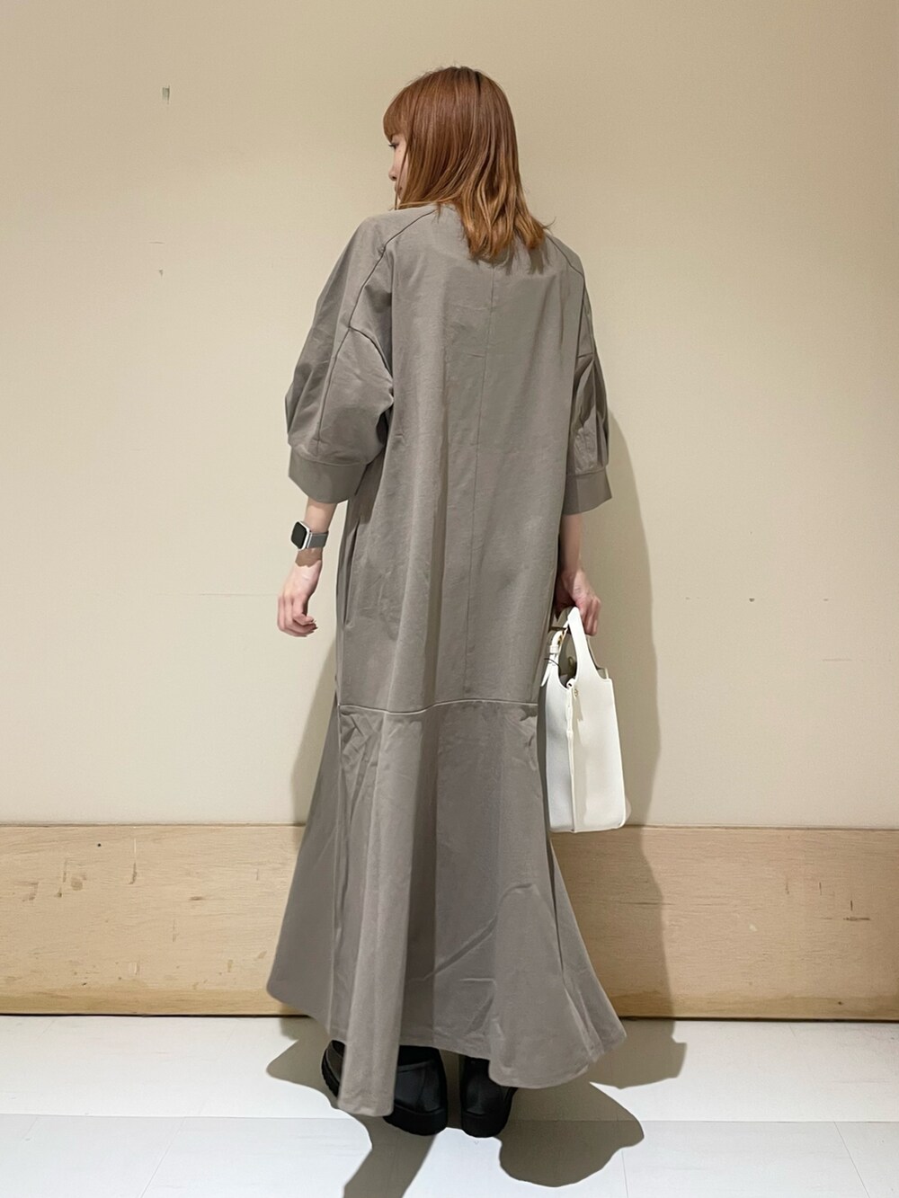 ブラウン系のワンピース、ホワイト系のトートバッグ、ブラック系のローファーを着用したレディースの春コーディネートの6枚目の写真