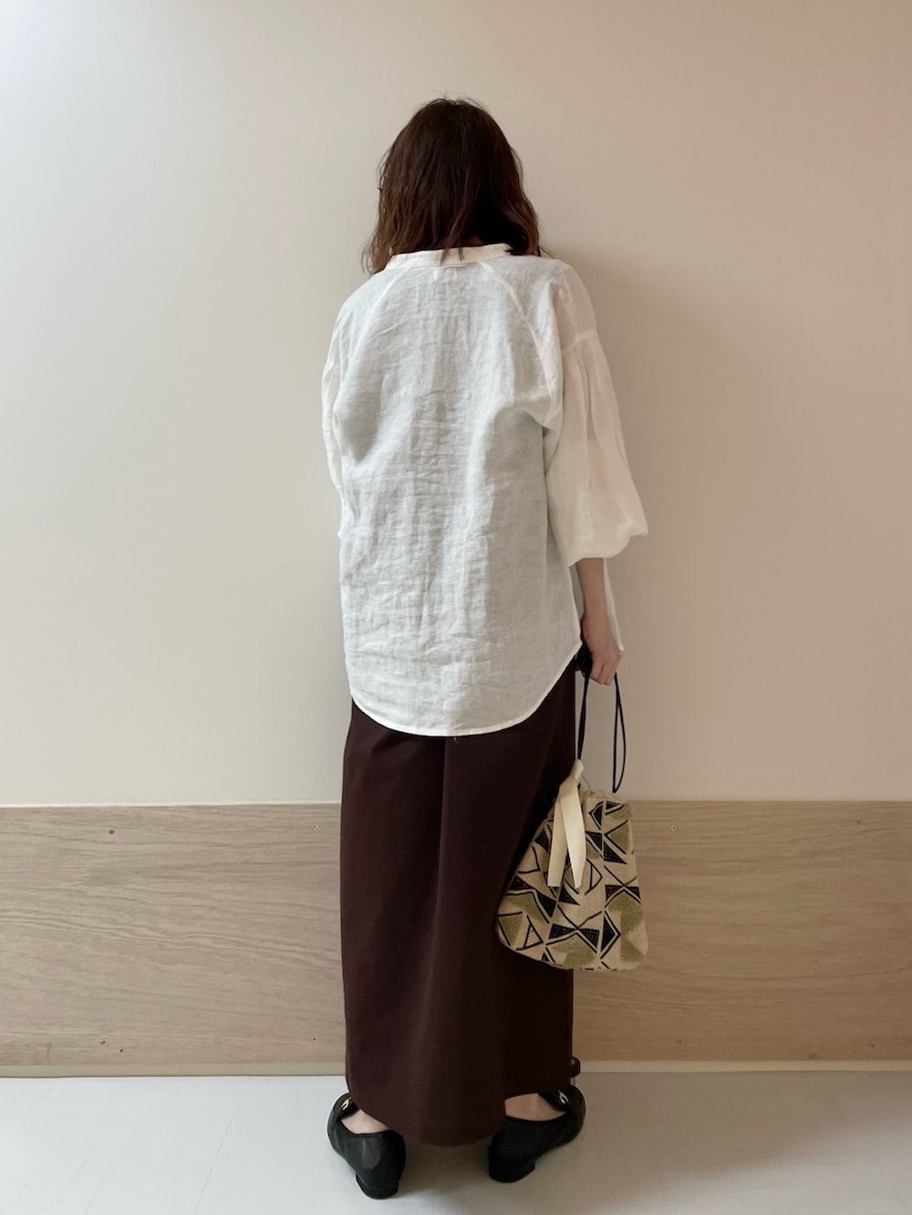 「URBAN RESEARCH DOORS、URBAN RESEARCH DOORS WOMENS、アーバンリサーチドアーズ、EKAL、タンクトップワンピース、ワンピース、ドライタッチ、リネン、リネンシャツ、大人カジュアル、お出かけコーデ、きれいめカジュアル、春夏コーデ、低身長、骨格ストレート」｜「URBAN RESEARCH DOORSのリネンタックボリュームスリーブブラウス（シャツ/ブラウス、ホワイト系）」を使った、ホンダ マユさん（レディース・152cm）の春コーディネートの7枚目の写真