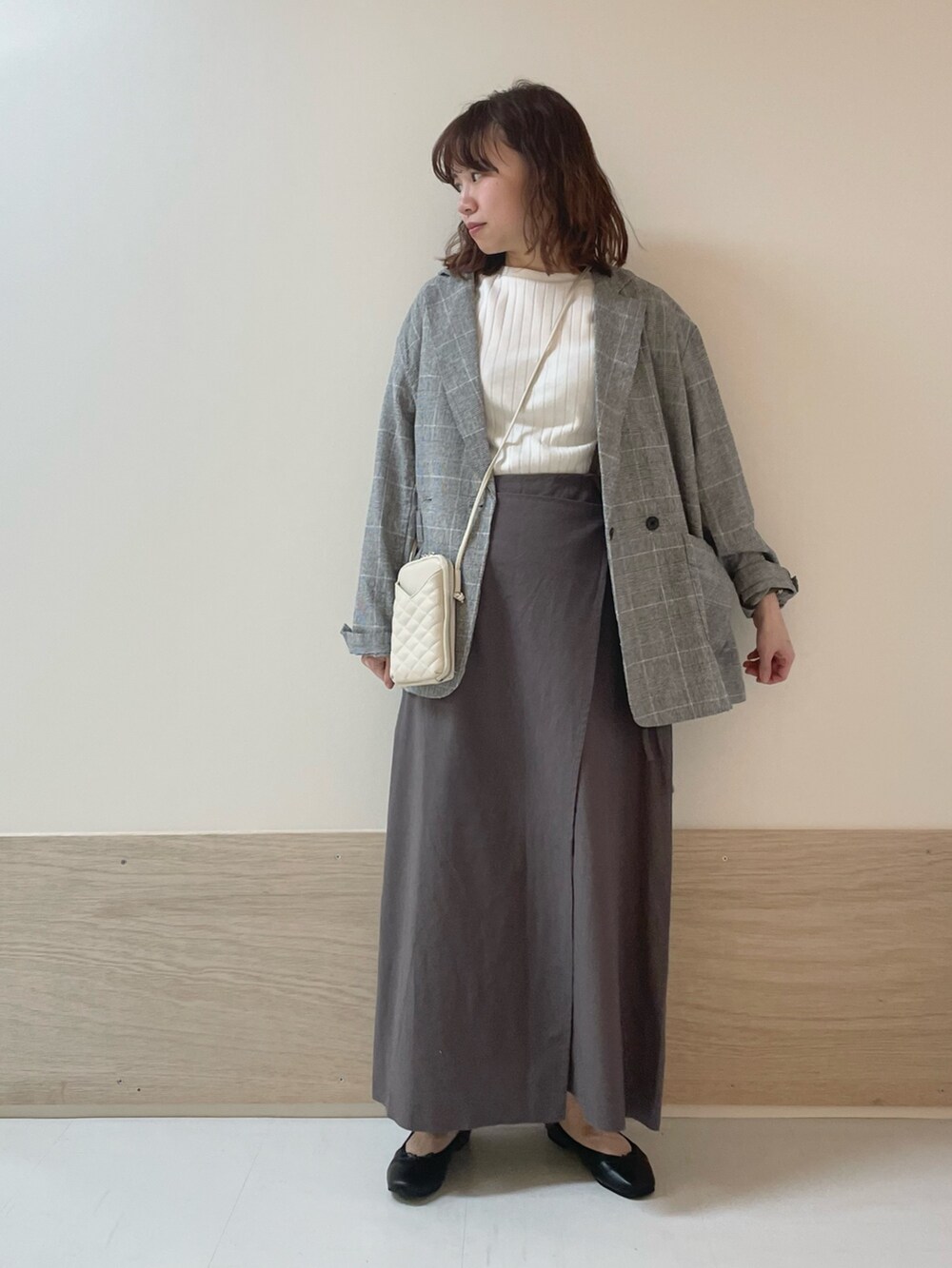 ホワイト系のTシャツ/カットソー、その他のその他アウター、ブラック系のバレエシューズを着用したレディースの春コーディネートの6枚目の写真