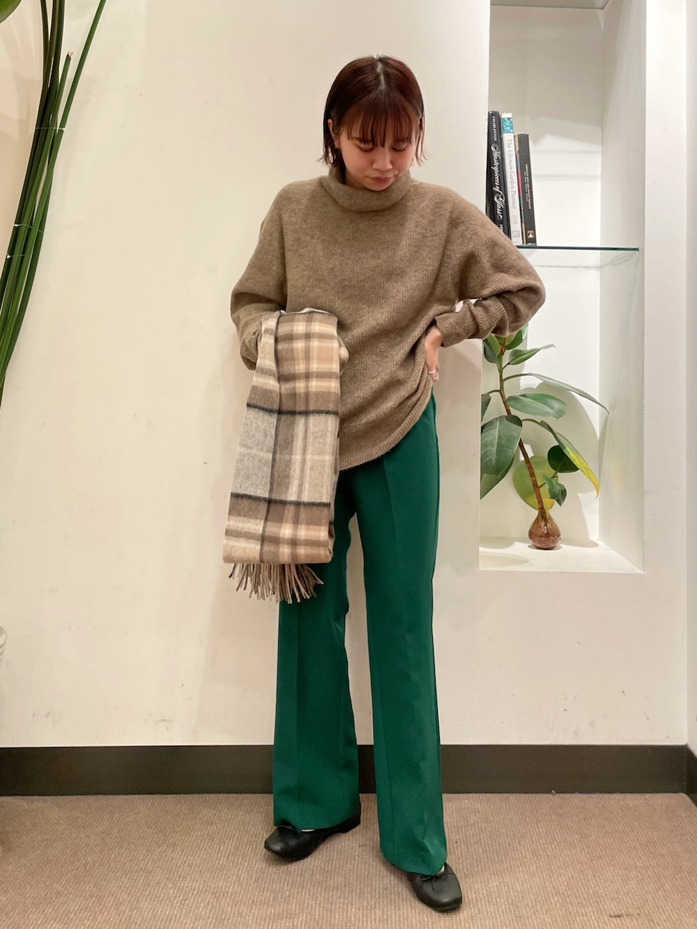 「URBAN RESEARCH DOORS WOMENS、URBAN RESEARCH DOORS、アーバンリサーチドアーズ、フレアパンツ、グリーン、緑パンツ、休日スタイル、シンプルコーデ、低身長コーデ、チェック柄、チェック柄に恋してる、タートルネック」｜「URBAN RESEARCH DOORSの柔らかバレエ（バレエシューズ、ブラック系）」を使った、ホンダ マユさん（レディース・152cm）の冬コーディネートの3枚目の写真
