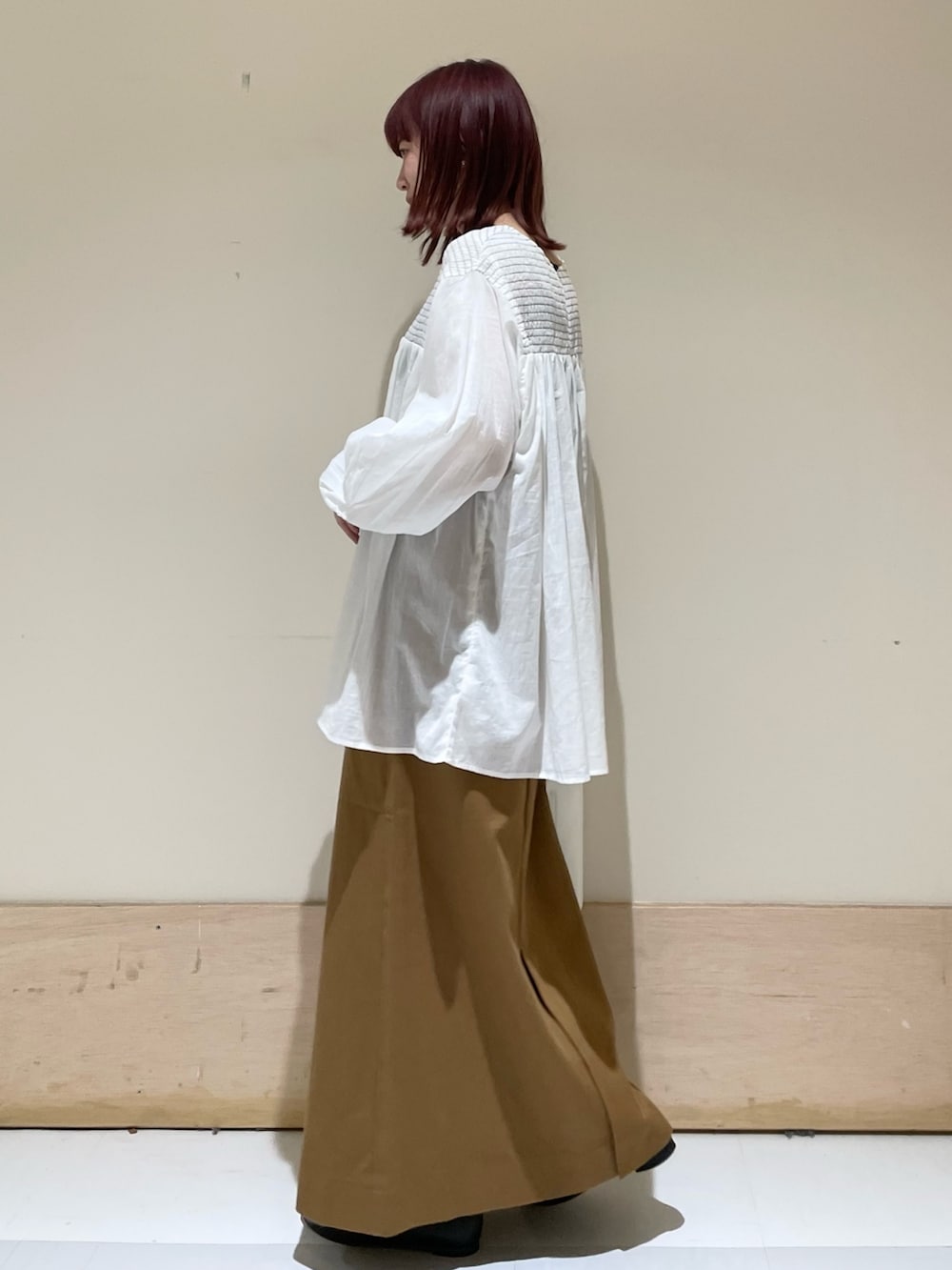「URBAN RESEARCH DOORS、URBAN RESEARCH DOORS WOMENS、アーバンリサーチドアーズ、ブラウス、グルカスカート、春コーデ、シンプルコーデ、骨格ウェーブ、大人カジュアル、春色、おでかけ、バレエシューズ、淡色コーデ、低身長、低身長コーデ」｜「URBAN RESEARCH DOORSのコットンボイル配色シャーリングブラウス（シャツ/ブラウス、ホワイト系）」を使った、ホンダ マユさん（レディース・152cm）の春コーディネートの5枚目の写真