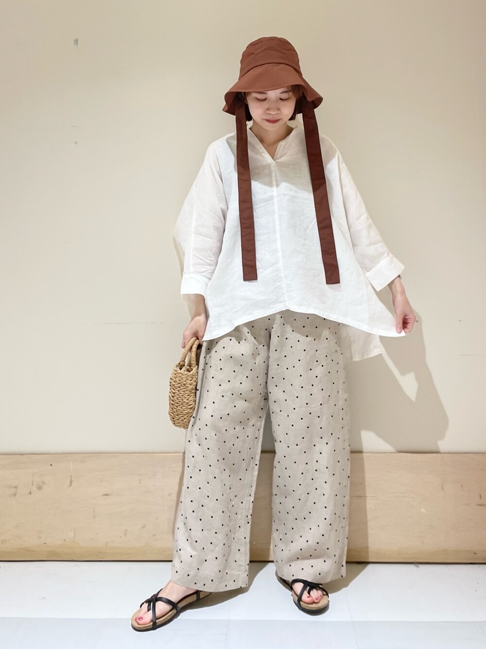 「URBAN RESEARCH DOORS、URBAN RESEARCH DOORS WOMENS、アーバンリサーチドアーズ、ワントーンコーデ、ホワイトコーデ、ベージュ、淡色コーデ、ドット、リネン、レース、初夏コーデ、春夏コーデ、休日スタイル、シンプルコーデ、低身長」｜「RODE SKOのラフソールナローストラップサンダル（サンダル、ブラック系）」を使った、ホンダ マユさん（レディース・152cm）の夏コーディネートの2枚目の写真