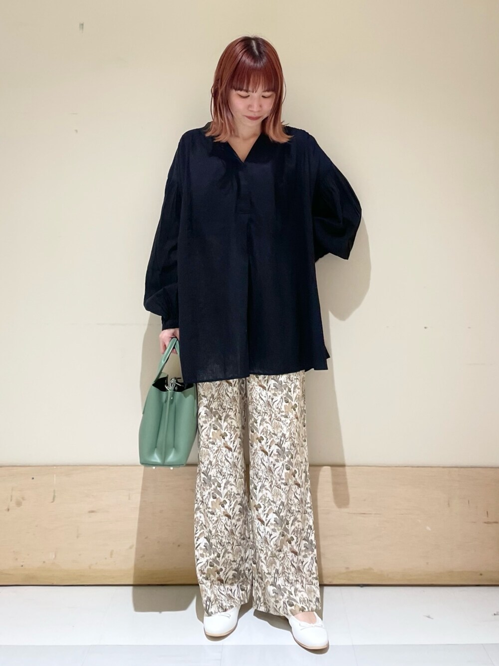 ブラック系のシャツ/ブラウス、ホワイト系のその他パンツ、ホワイト系のバレエシューズを着用したレディースの春コーディネートの4枚目の写真