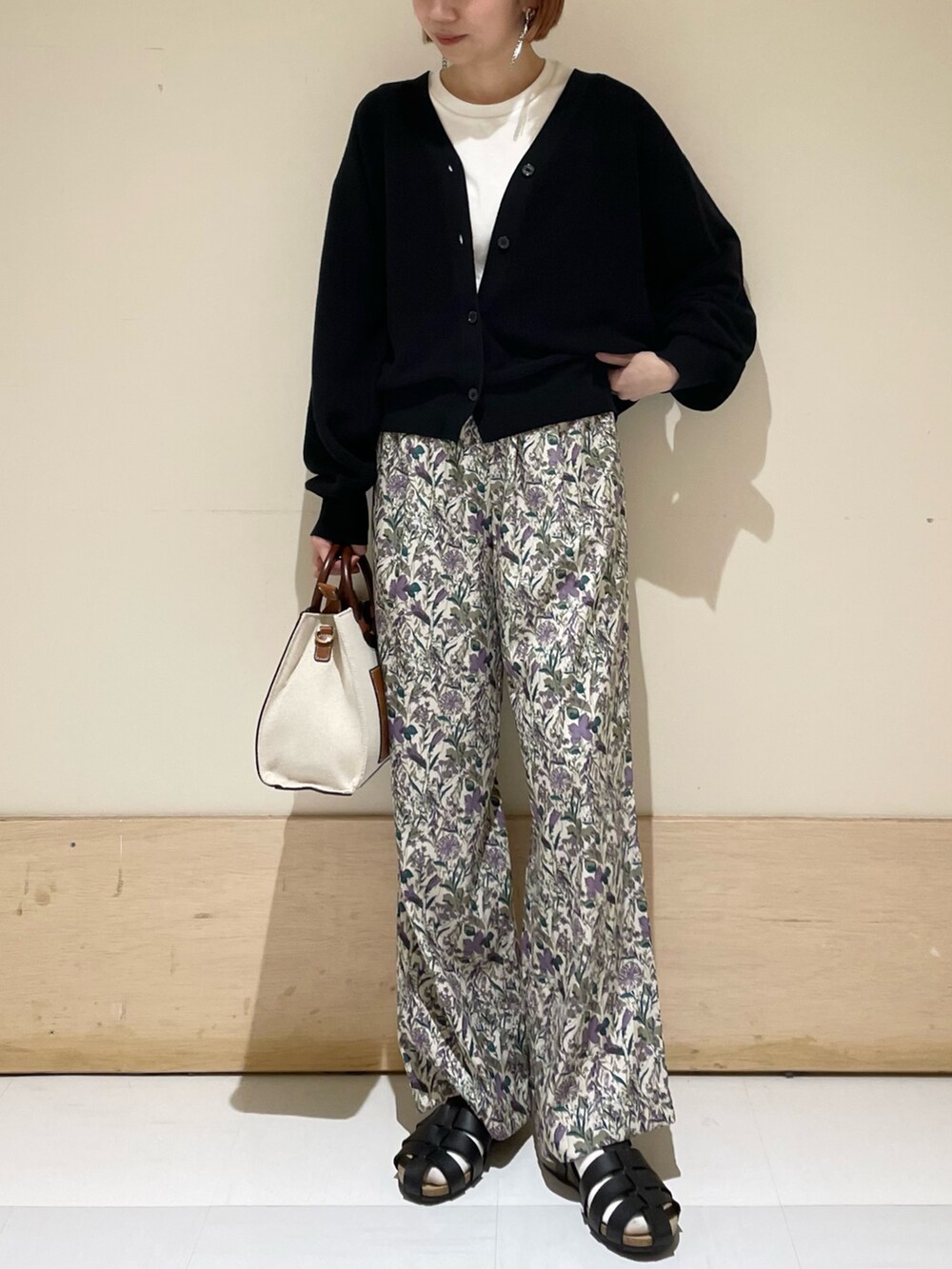 パープル系のその他パンツ、ブラック系のニット/セーター、ホワイト系のタンクトップを着用したレディースの春コーディネートの4枚目の写真