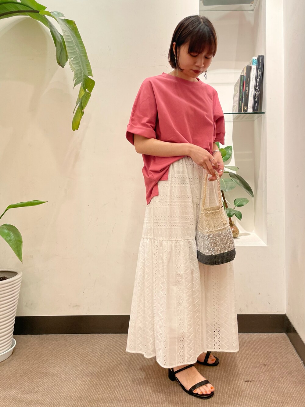 ブラック系のサンダル、ホワイト系のスカート、ピンク系のTシャツ/カットソーを着用したレディースの夏コーディネートの3枚目の写真