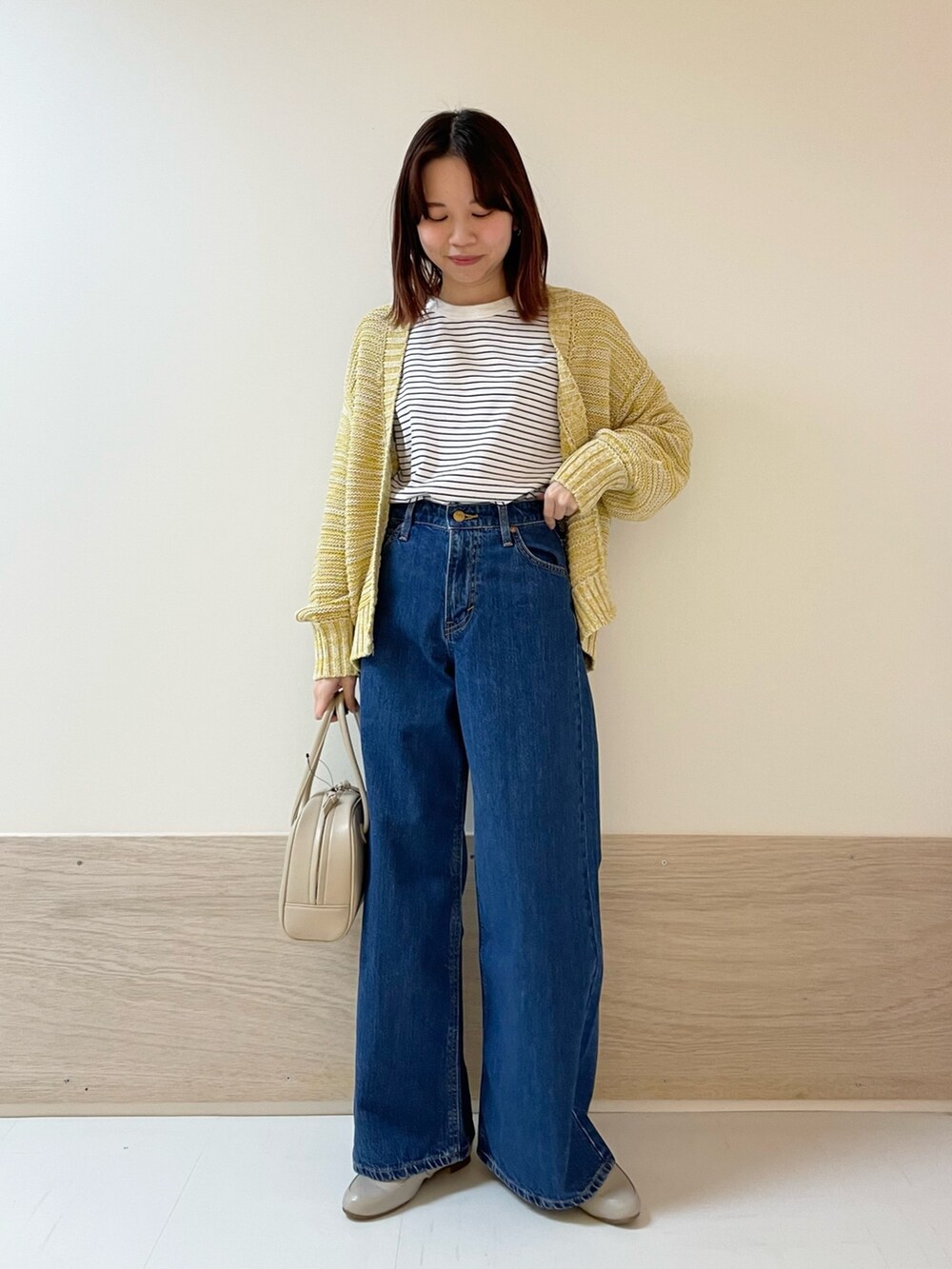 イエロー系のカーディガン/ボレロ、ブルー系のTシャツ/カットソー、ブルー系のその他パンツを着用したレディースの春コーディネートの3枚目の写真