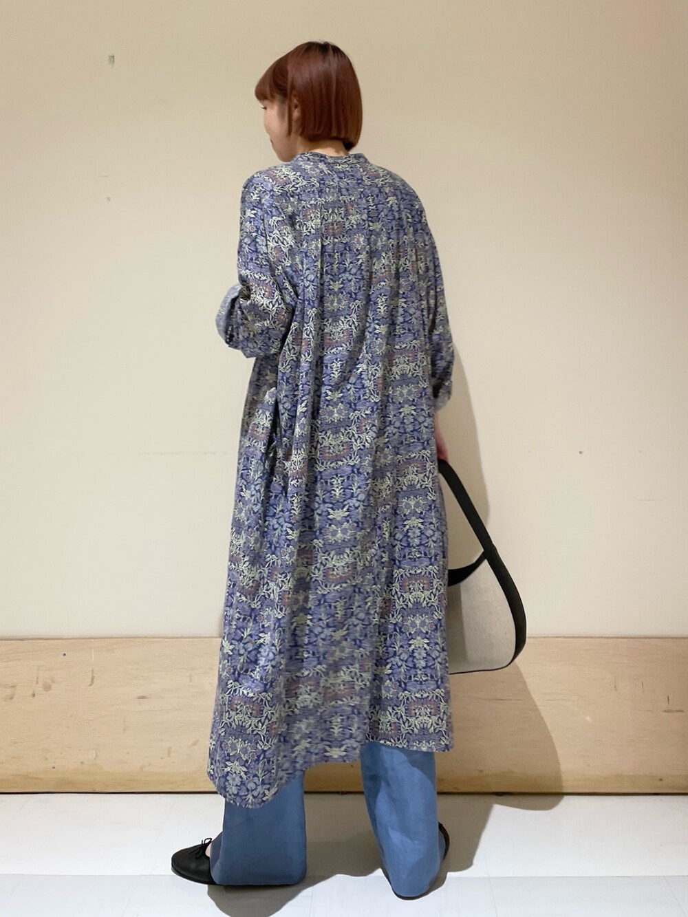 ブルー系のその他パンツ、ブルー系のワンピース、ブラック系のハンドバッグを着用したレディースの春コーディネートの8枚目の写真
