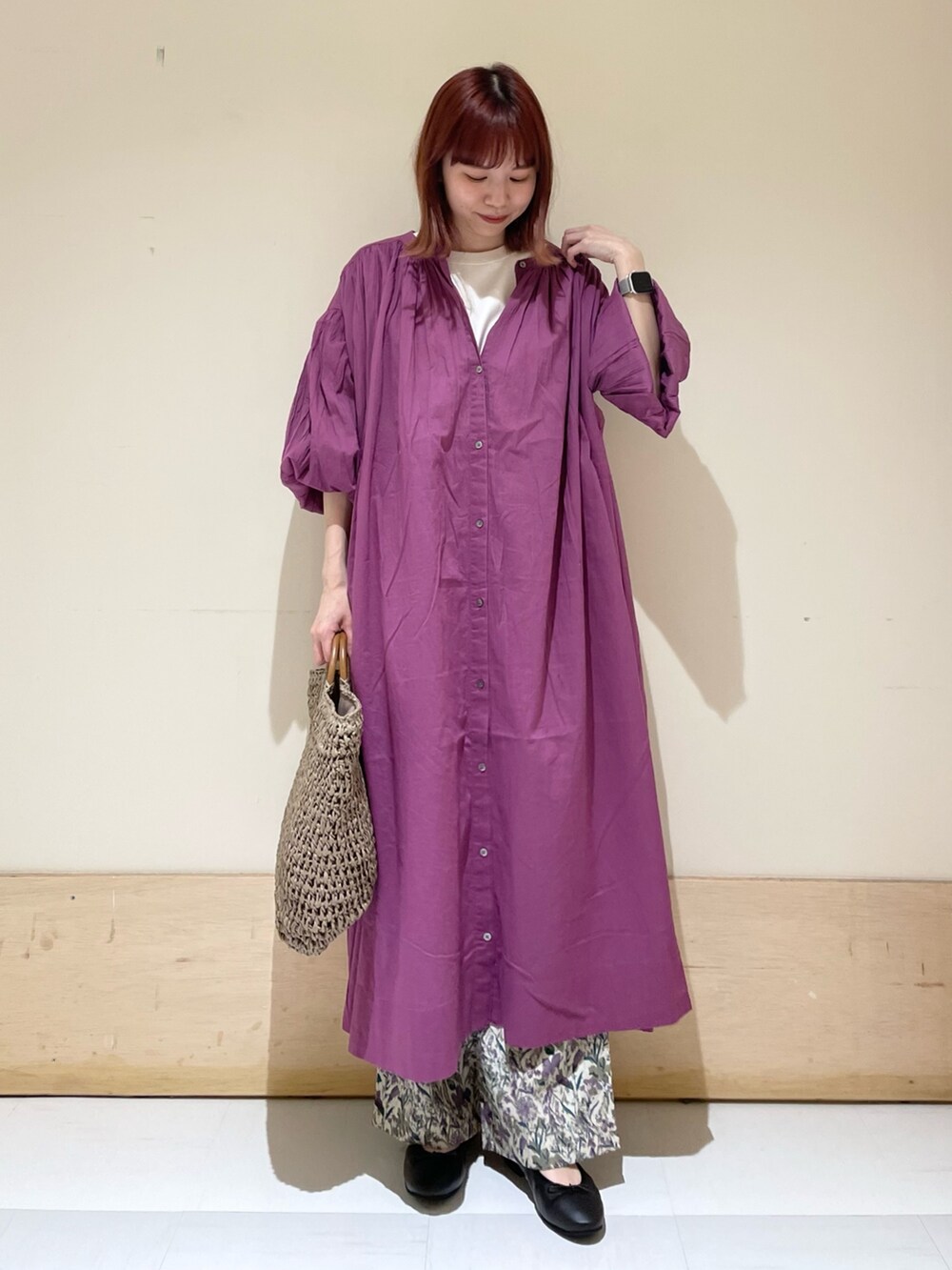 パープル系のワンピース、グレー系のかごバッグ、パープル系のその他パンツを着用したレディースの春コーディネートの4枚目の写真