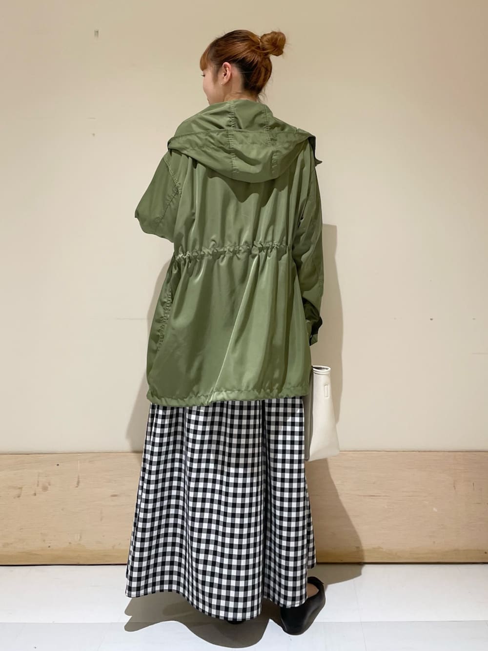 ホワイト系のTシャツ/カットソー、グリーン系のその他アウター、ホワイト系のトートバッグを着用したレディースの春コーディネートの6枚目の写真