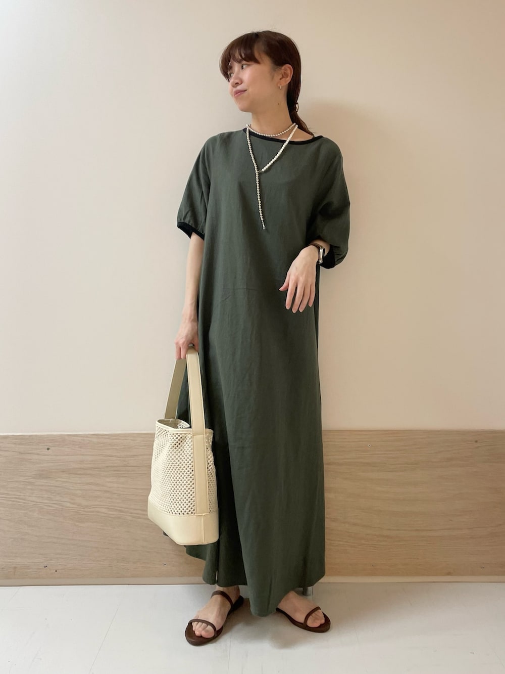 「URBAN RESEARCH DOORS、URBAN RESEARCH DOORS WOMENS、アーバンリサーチドアーズ、ワンピース、リネン、リネンワンピース、カーキ、雨の日コーデ、夏コーデ、シンプルコーデ、デートコーデ、バイカラー、大人コーデ、低身長コーデ、骨格ストレート」｜「URBAN RESEARCH DOORSのリネンレーヨンバイカラーワンピース（ワンピース、グリーン系）」を使った、ホンダ マユさん（レディース・152cm）の夏コーディネートの2枚目の写真