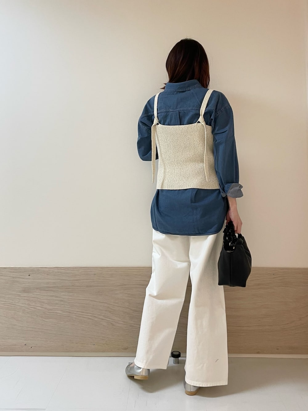 シルバー系のバレエシューズ、ホワイト系のその他パンツ、ベージュ系のニット/セーターを着用したレディースの春コーディネートの7枚目の写真