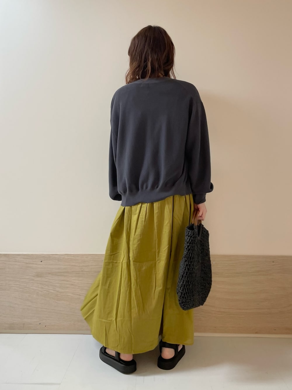 「URBAN RESEARCH DOORS、URBAN RESEARCH DOORS WOMENS、アーバンリサーチドアーズ、ワンピース、カーディガン、コットンニット、黄色、マスタード、きれいめカジュアル、シンプルコーデ、お出かけコーデ、休日スタイル、低身長コーデ、骨格ストレート」｜「URBAN RESEARCH DOORSのコットンボイルリバーシブルワンピース（ワンピース、イエロー系）」を使った、ホンダ マユさん（レディース・152cm）の夏コーディネートの7枚目の写真