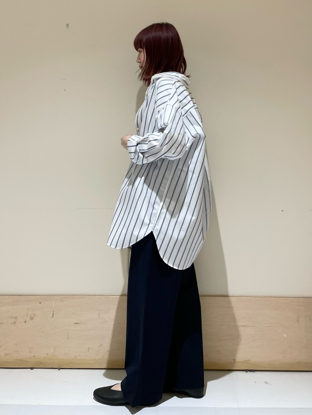 ブルー系のその他パンツ、ブルー系のTシャツ/カットソー、ブラック系のパンプスを着用したレディースの春コーディネートの3枚目の写真