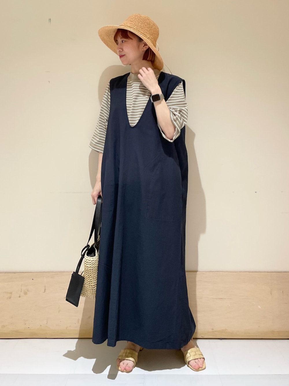 ベージュ系のサンダル、ブルー系のワンピース、ベージュ系のTシャツ/カットソーを着用したレディースの春コーディネートの3枚目の写真