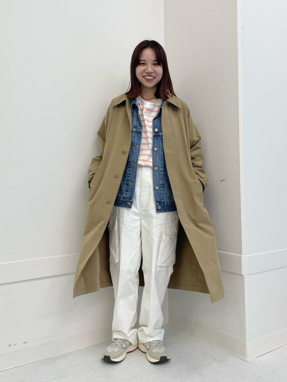 グレー系のスニーカー、ピンク系のTシャツ/カットソー、ホワイト系のその他パンツを着用したレディースの春コーディネートの4枚目の写真