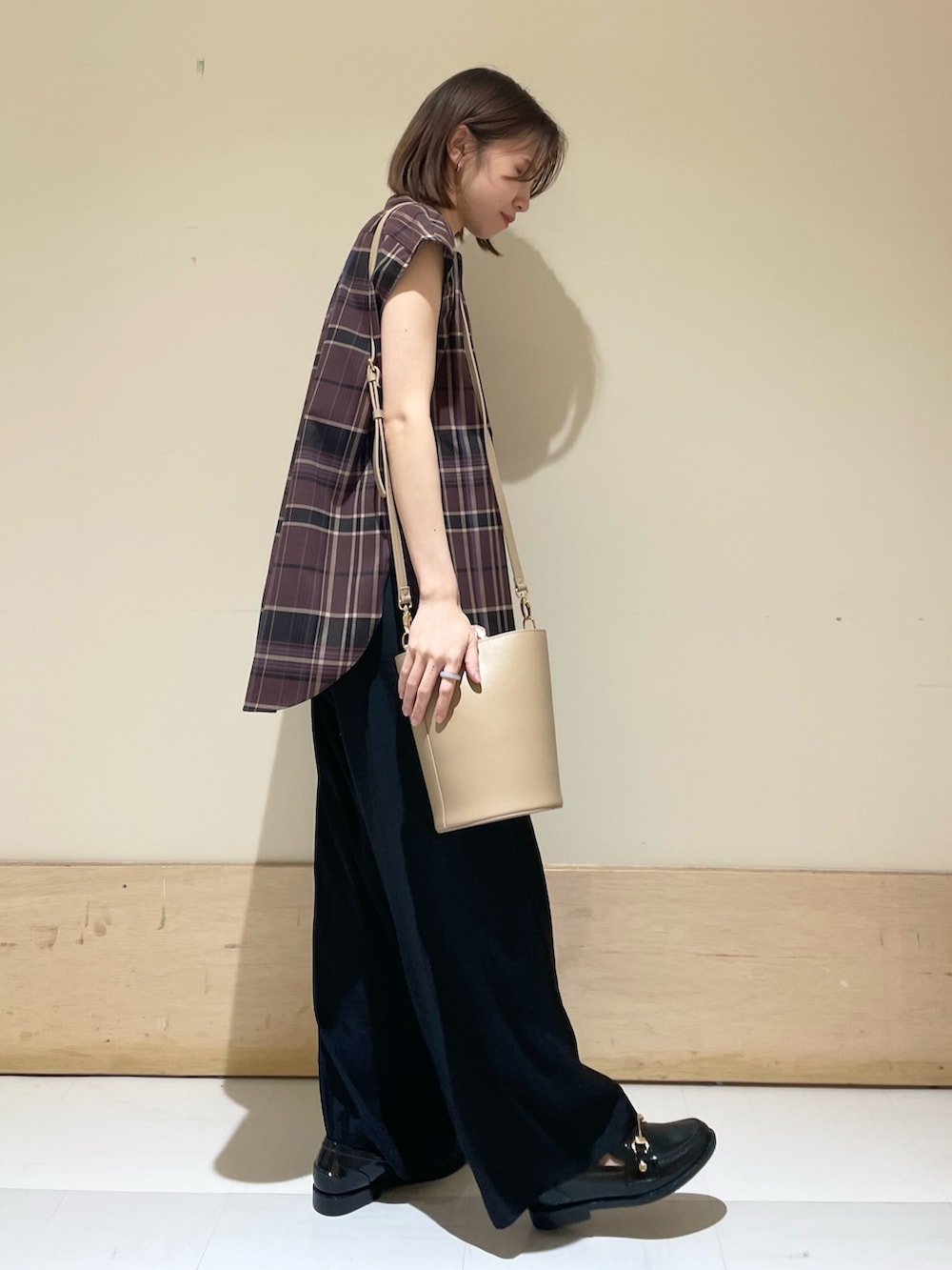 ベージュ系のショルダーバッグ、パープル系のシャツ/ブラウス、ブラック系のその他パンツを着用したレディースの夏コーディネートの5枚目の写真
